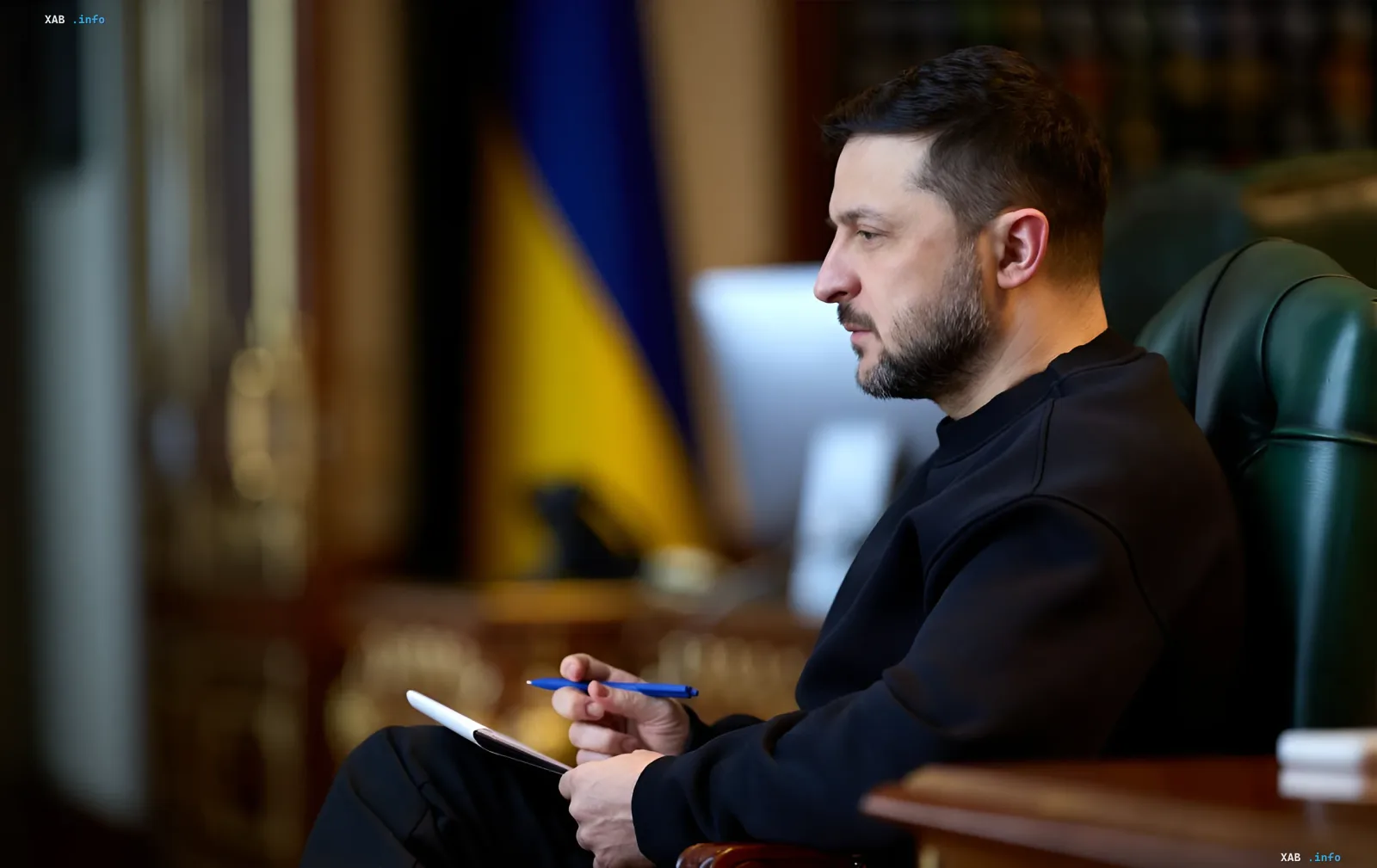 Ukrainischer Präsident Wolodymyr Selenskyj in seinem Büro mit der ukrainischen Flagge im Hintergrund, diskutiert das Abkommen zur gemeinsamen Produktion von Patriot-Raketen mit Raytheon