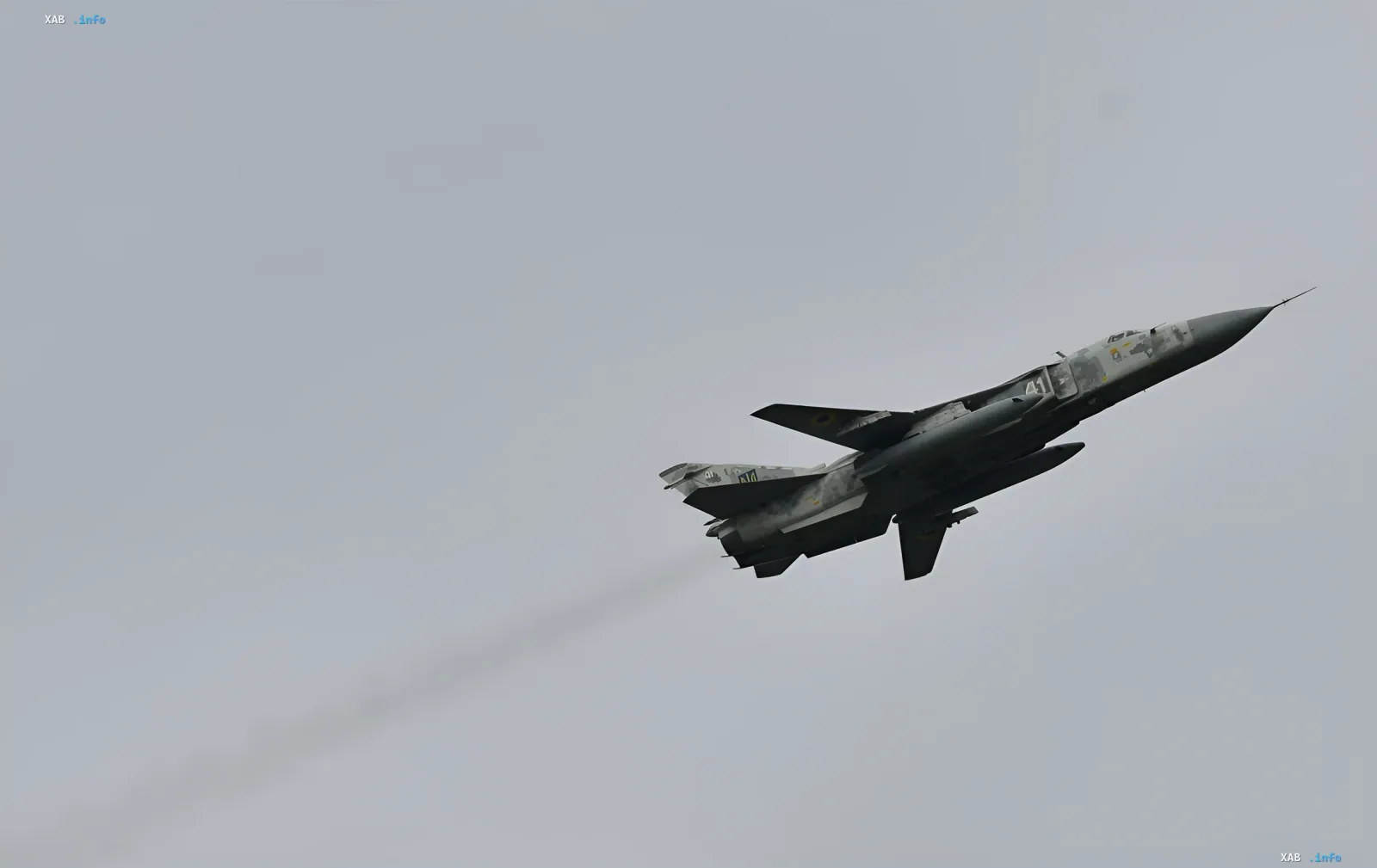 Украинский истребитель Су-27 в полете, символизирующий развитие авиационной промышленности и создание авиабомб