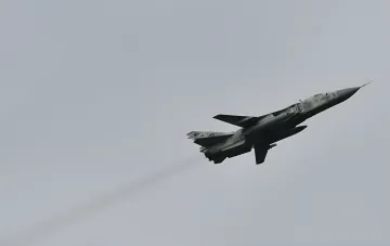 Украинский истребитель Су-27 в полете, символизирующий развитие авиационной промышленности и создание авиабомб
