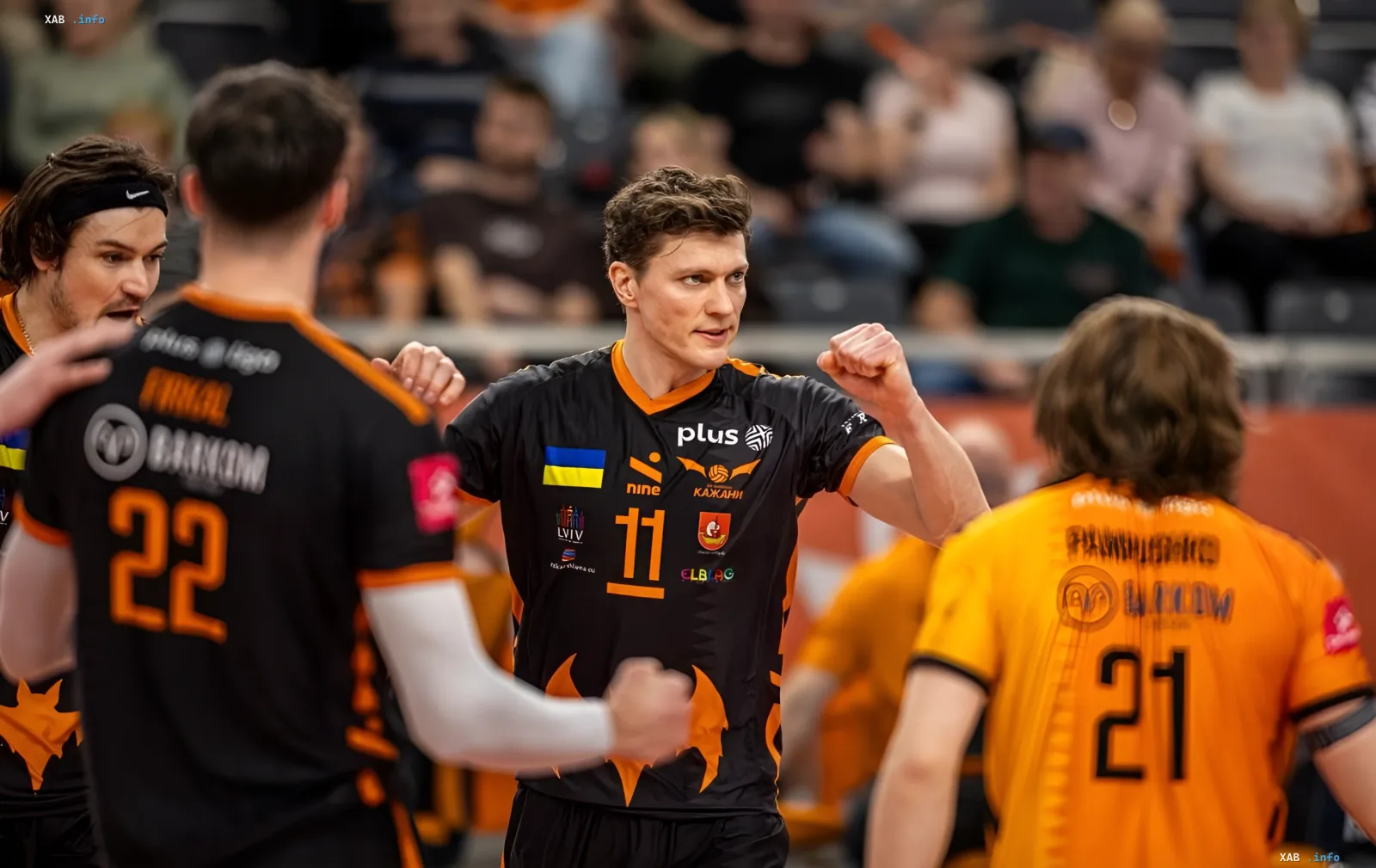 Spieler des ukrainischen Volleyballklubs 'Barcom-Letuchie Myshi' feiern einen Sieg auf dem Spielfeld vor dem Umzug nach Polen und der Umbenennung in 'Jastrzębie Barcom'