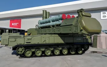 Зенітно-ракетний комплекс Бук-М3 на виставці: символ вразливості перед дешевими дронами в новій економіці війни
