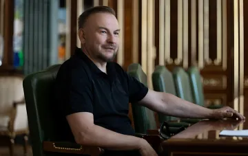 Мужчина в офисе, обсуждающий технологический прорыв в управлении дронами «Молния» через системы «Гербера»