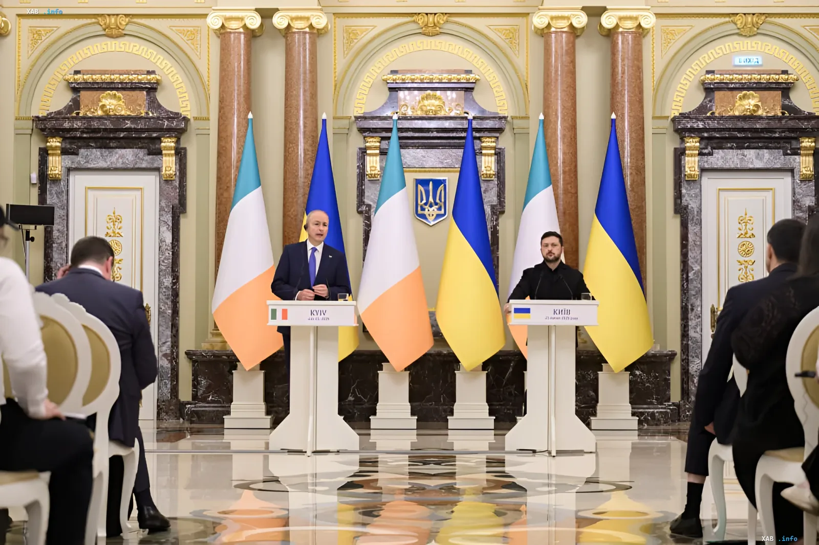 Президент Украины Владимир Зеленский и президент Ирландии Майкл Хиггинс на совместной пресс-конференции в Киеве, обсуждая перспективы трехсторонних переговоров с США и Россией до осени