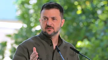 Президент Украины Владимир Зеленский выступает с речью на фоне зеленой листвы, обсуждая два сценария зимы: мирные переговоры или эскалацию войны