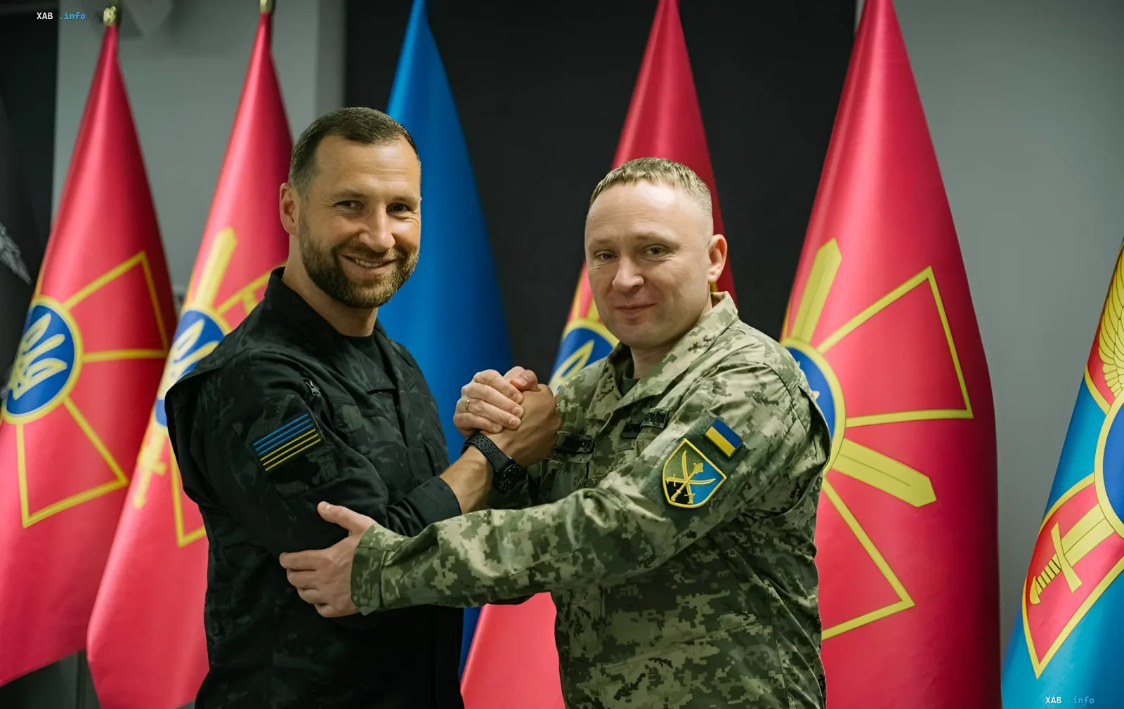 Новый командный дуэт ВСУ: генералы Хмара и Драпатый на фоне флагов, обсуждая задачи от Зеленского