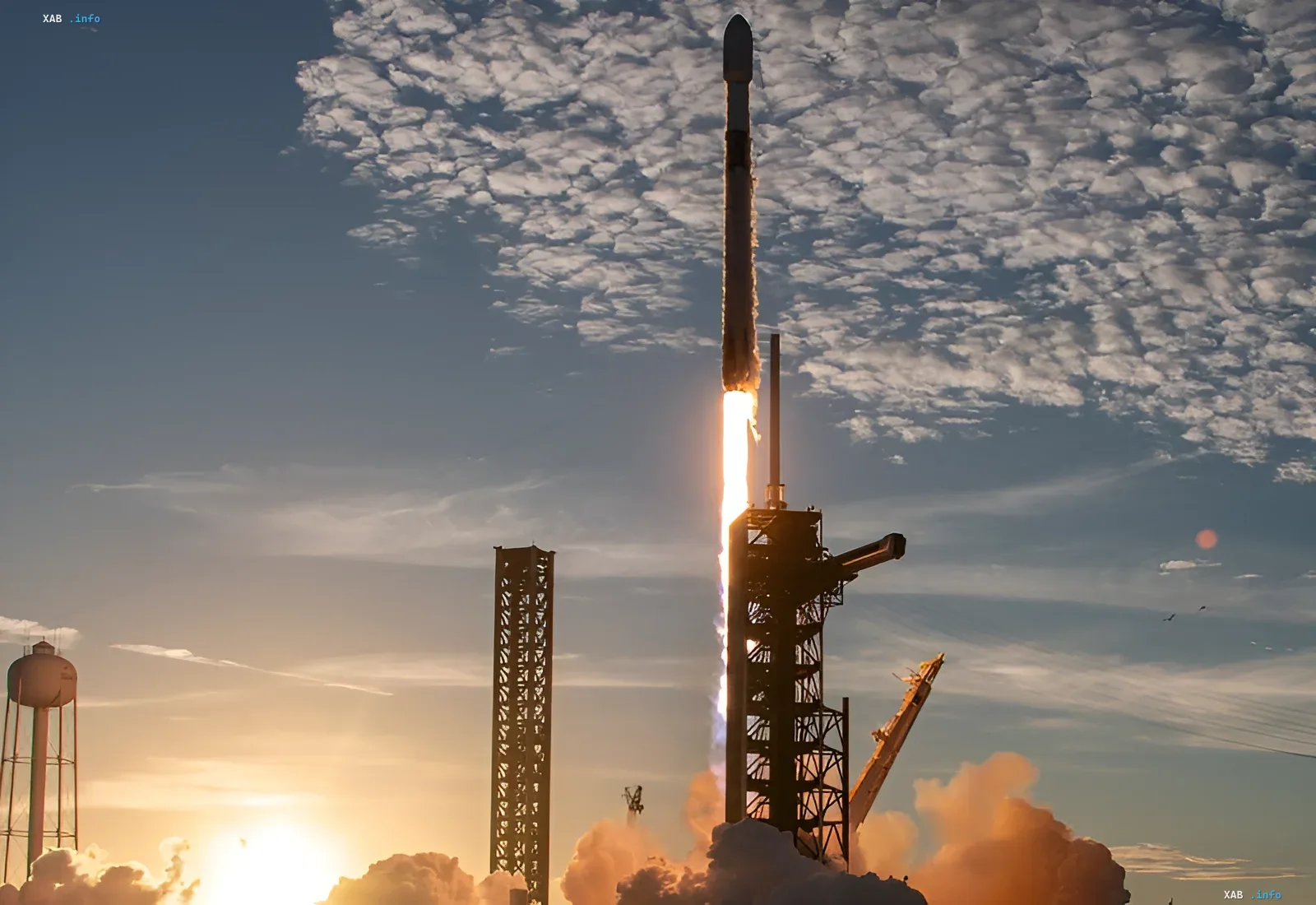 SpaceX Falcon 9-Rakete startet vor einem Sonnenuntergangshintergrund, was Alphabet's versteckte 94-Milliarden-Investition in SpaceX symbolisiert