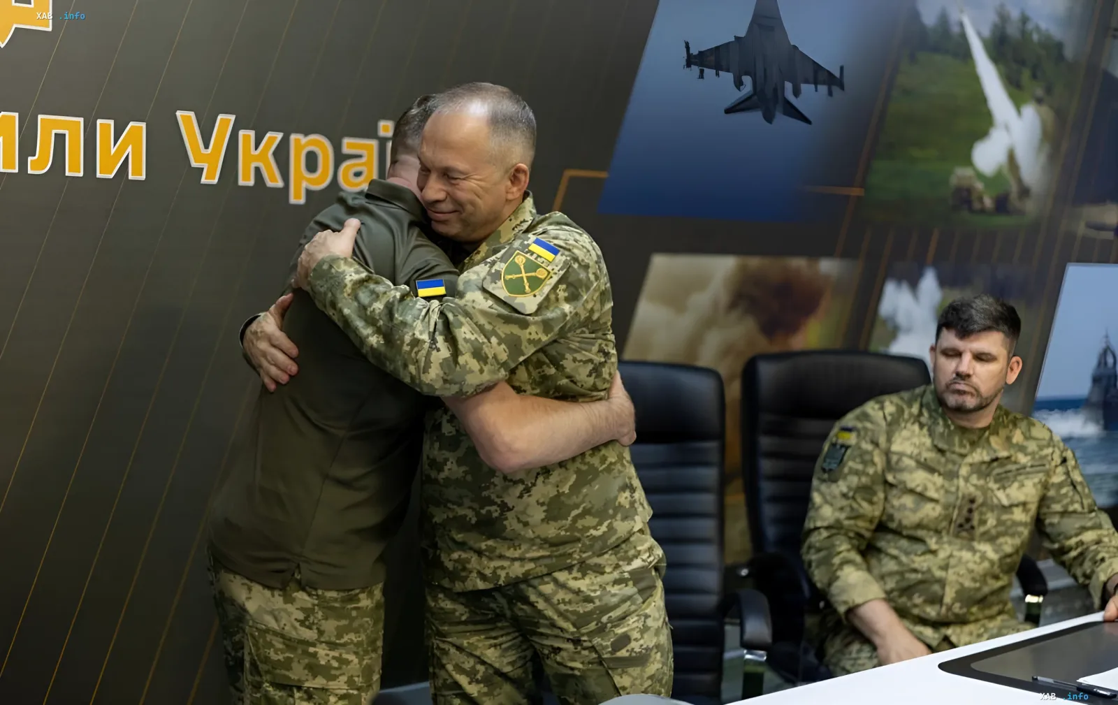 Александр Сырский и Александр Скибюк обнимаются на фоне военной техники, символизируя смену эры в украинской армии