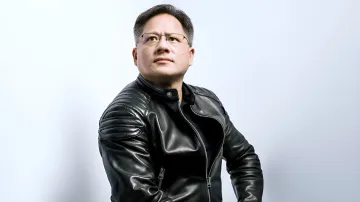 Дженсен Хуанг, основатель Nvidia, в кожаной куртке, символизирующий противостояние санкций и стремление к сотрудничеству с китайскими ИИ-моделями