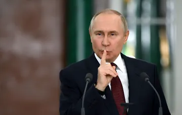 Владимир Путин делает жест «тише», иллюстрируя тему топливного кризиса и инфляции в России