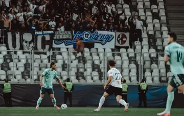 Fans von Kopenhagen auf den Tribünen mit einem Banner zur Unterstützung der Ukraine während eines Spiels in Kosice
