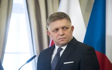 Прем'єр-міністр Словаччини Роберт Фіцо на прес-конференції, вимагаючи спростування хибних заяв Франції про вступ Словаччини до «Коаліції бажаючих»
