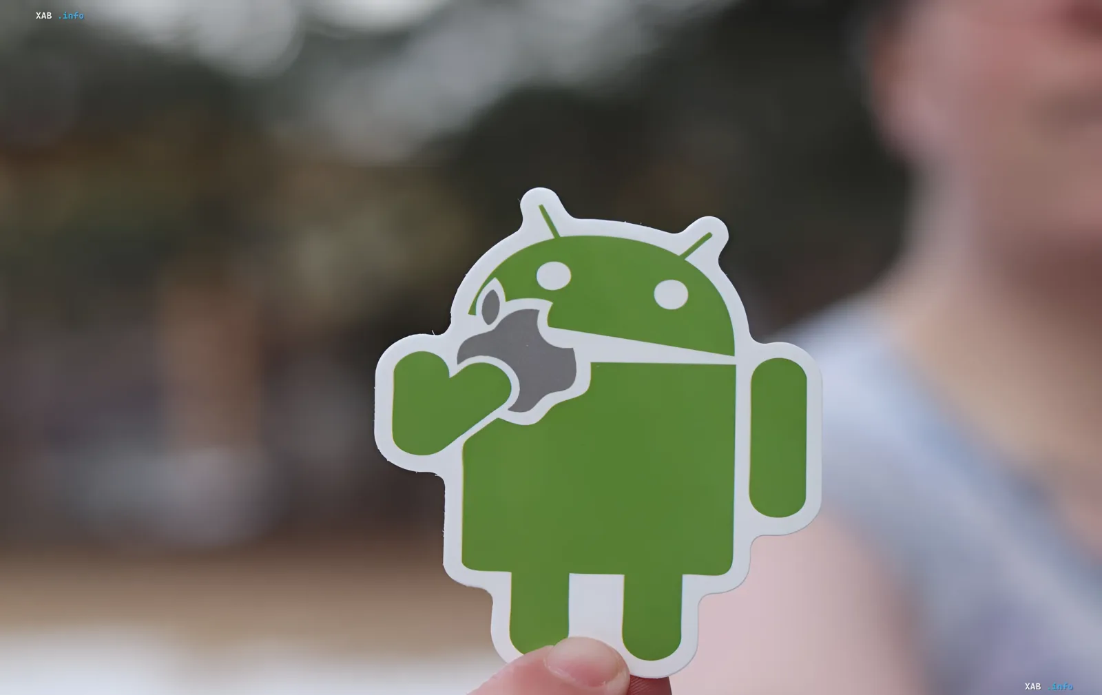 Стикер с логотипом Android, который съедает яблоко Apple, символизирующий переход с iOS на Android 17