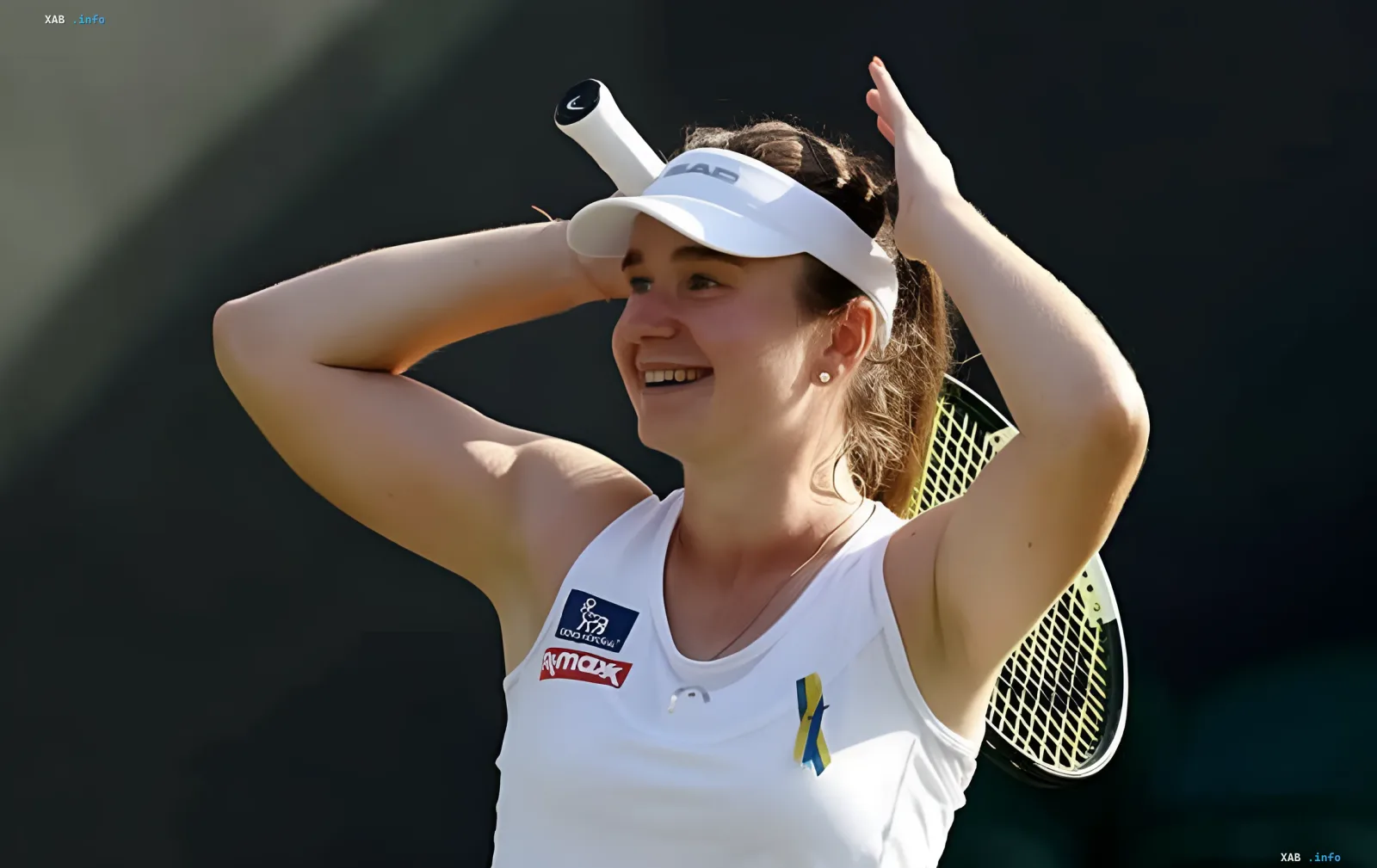 Дарья Снигур с улыбкой празднует исторический выход в полуфинал турнира WTA в Праге, держа ракетку за спиной