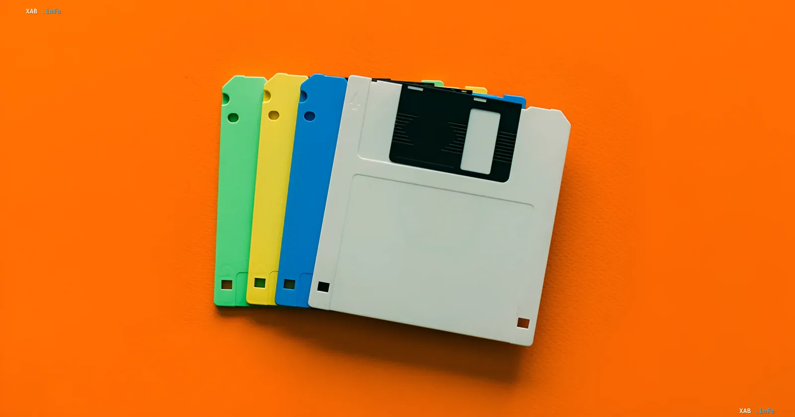 Bunte 1,44-MB-Disketten auf orangem Hintergrund — Symbol des Retro-Herausforderung für Spieleentwickler