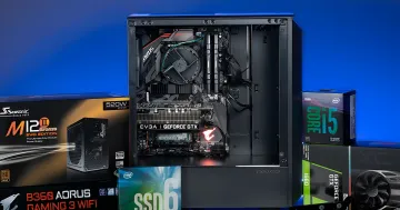 Zusammenbau eines Gaming-PCs mit Gigabyte-, EVGA- und Intel-Komponenten vor Produktverpackungen – Illustration der Speicherkrise und des Rückgangs der PC-Lieferungen