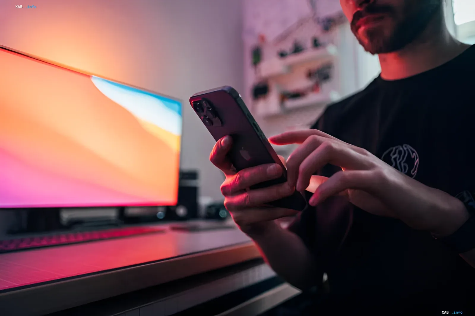 Человек использует смартфон в условиях нестабильного интернета, иллюстрируя падение мобильного трафика в России