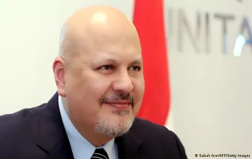 Карим Хан, генеральный прокурор Международного уголовного суда, на фоне флага