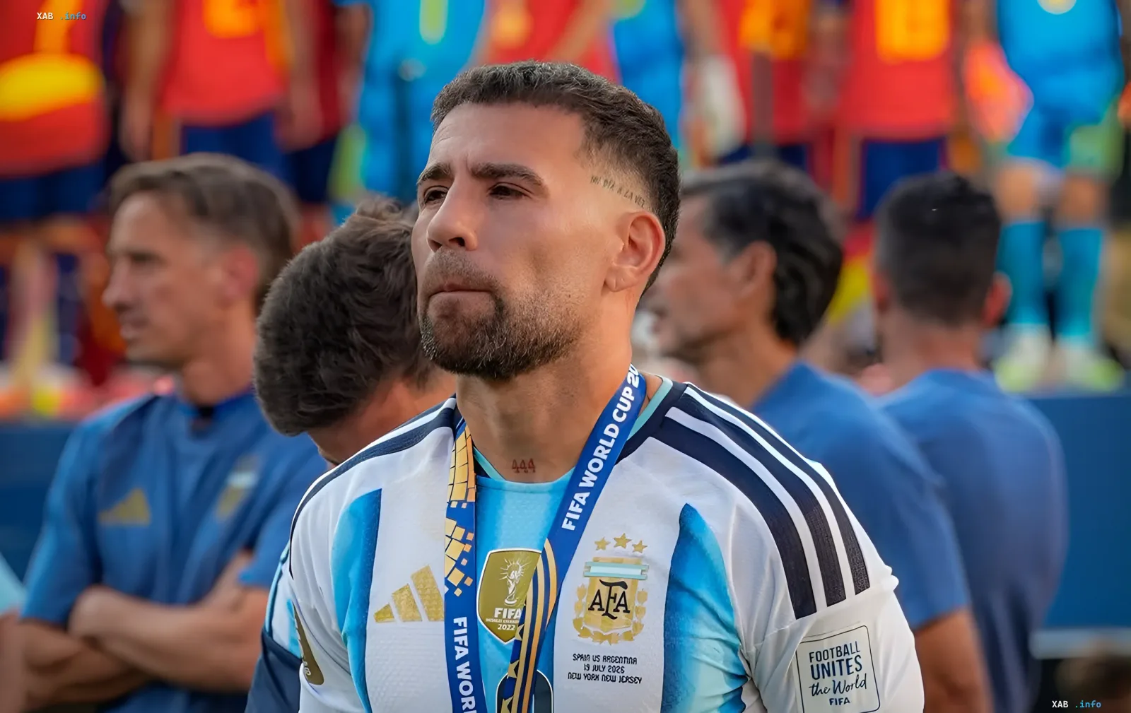 Николас Отаменди в форме сборной Аргентины с медалью чемпионата мира, выражая эмоции после завершения карьеры