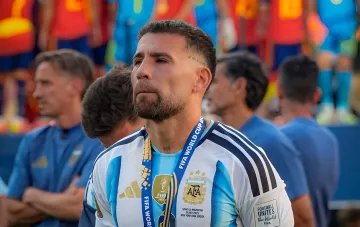 Николас Отаменди в форме сборной Аргентины с медалью чемпионата мира, выражая эмоции после завершения карьеры