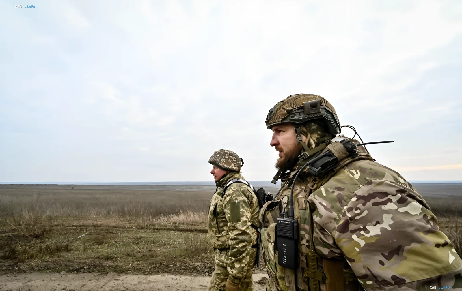 Ukrainische Soldaten in Tarnanzug mit Funkgeräten vor einer Steppe — Symbol für neue Infanterie-Sturmverträge der Streitkräfte der Ukraine