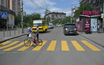 Тимчасовий наземний пішохідний перехід біля метро «Лук'янівська» у Києві після руйнування підземного переходу