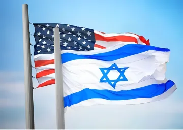 Флаги США и Израиля на фоне ясного неба, символизирующие стратегическое партнерство в оборонной сфере
