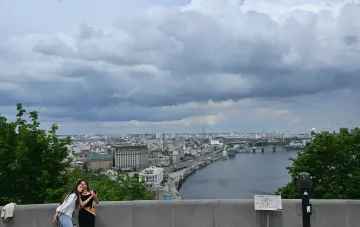 Панорама города под грозовыми тучами: погода в Украине на выходные может быть непредсказуемой