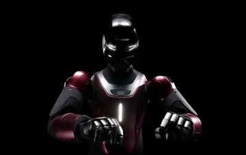 Робот Gene.01 зі штучною шкірою в червоному та чорному корпусі, що демонструє передові технології безпеки на заводах