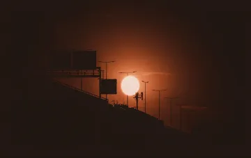 Sonne bei Sonnenuntergang, die die Entdeckung der chemischen Zusammensetzung des Sterns, einschließlich Silber, symbolisiert