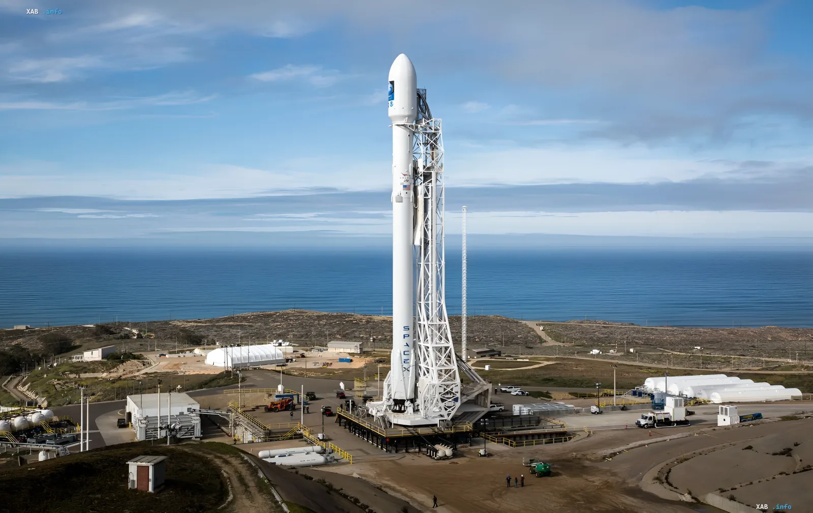 SpaceX Falcon 9-Rakete auf der Startrampe, startbereit, deren erste Stufe für ein wissenschaftliches Experiment zur Kollision mit dem Mond am 5. August verwendet wird