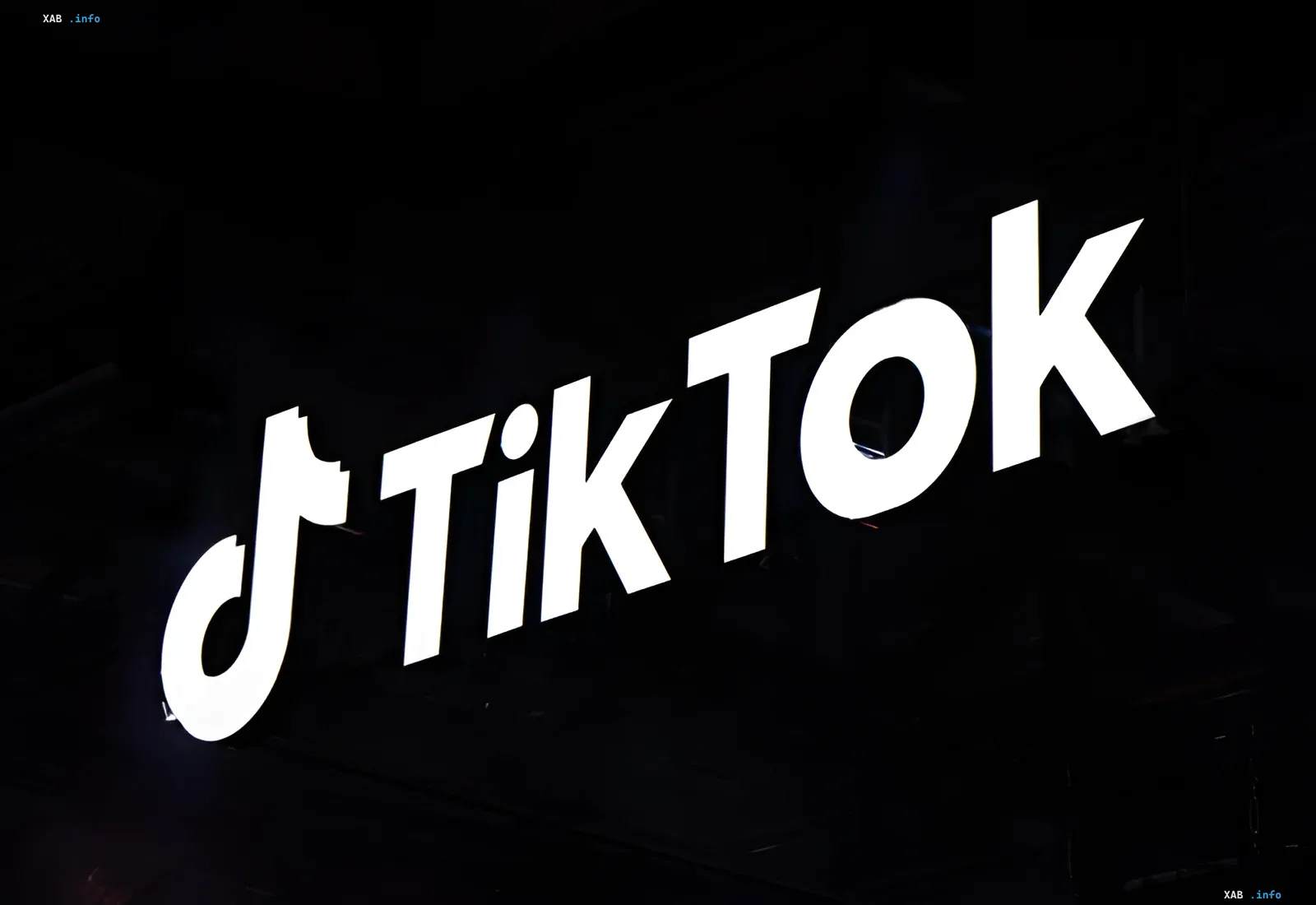 Логотип TikTok на темном фоне: социальная сеть сталкивается с новыми штрафами и регуляторным давлением в Европе и Южной Корее