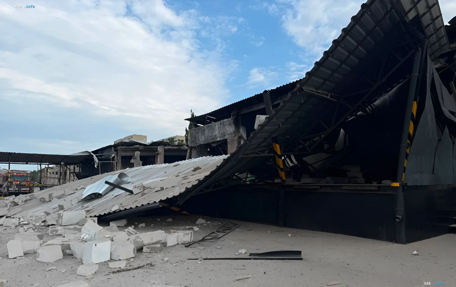 Zerstörtes Sortierzentrum von Nova Poshta in Izyum nach einem Luftangriff, Dach- und Betonschutt