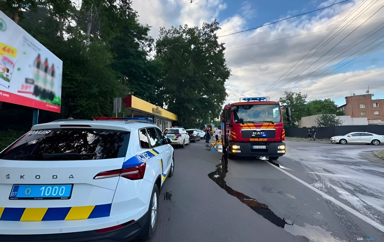 Полицейский автомобиль Škoda и пожарная машина MAN на месте происшествия в Ужгороде после задержания вооруженного мужчины