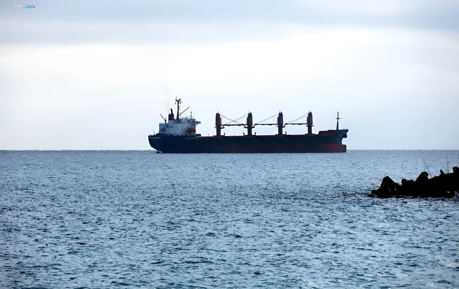 Frachtschiff im Schwarzen Meer — Symbol des ukrainischen Seewegs unter Bedrohung durch Angriffe