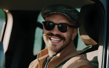 Wladimir Jaroslawski in Sonnenbrille und Mütze lächelt im Auto und diskutiert die Pause in 'MasterChef' sowie Mythen über den Einfluss von Hector Jimenez-Braun
