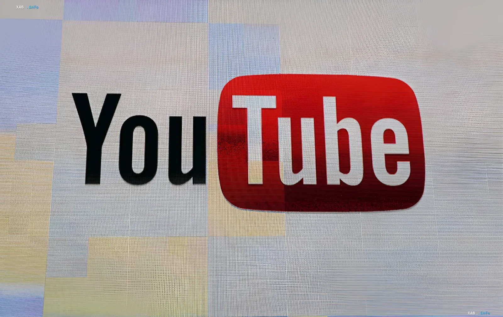 Логотип YouTube на экране монитора, символизирующий блокировку каналов российских артистов в Украине