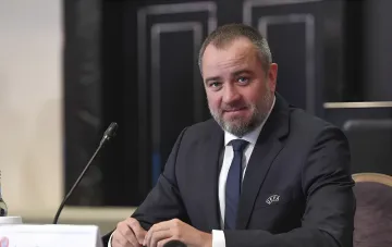 Андрей Павелко, экс-глава УАФ, на официальной встрече с логотипом UEFA на лацкане пиджака — фигурант дела о миллиардных схемах, задержан в Братиславе
