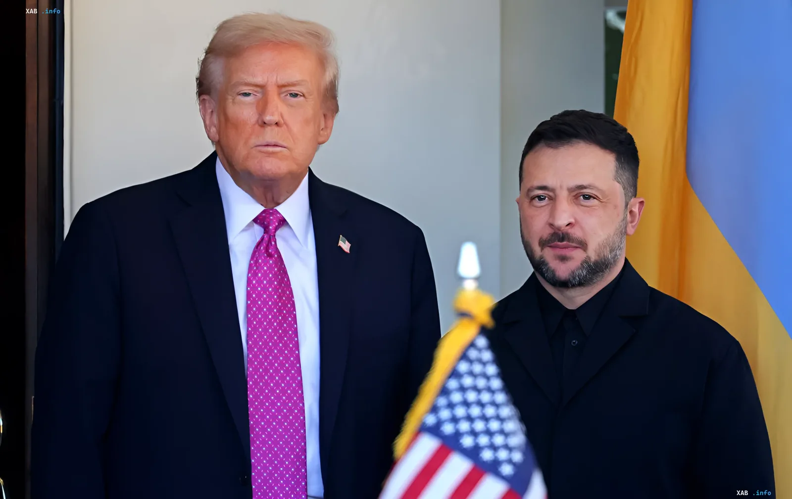 Der ukrainische Präsident Wolodymyr Selenskyj und Donald Trump stehen nebeneinander vor den Flaggen der USA und der Ukraine während eines Treffens in Washington