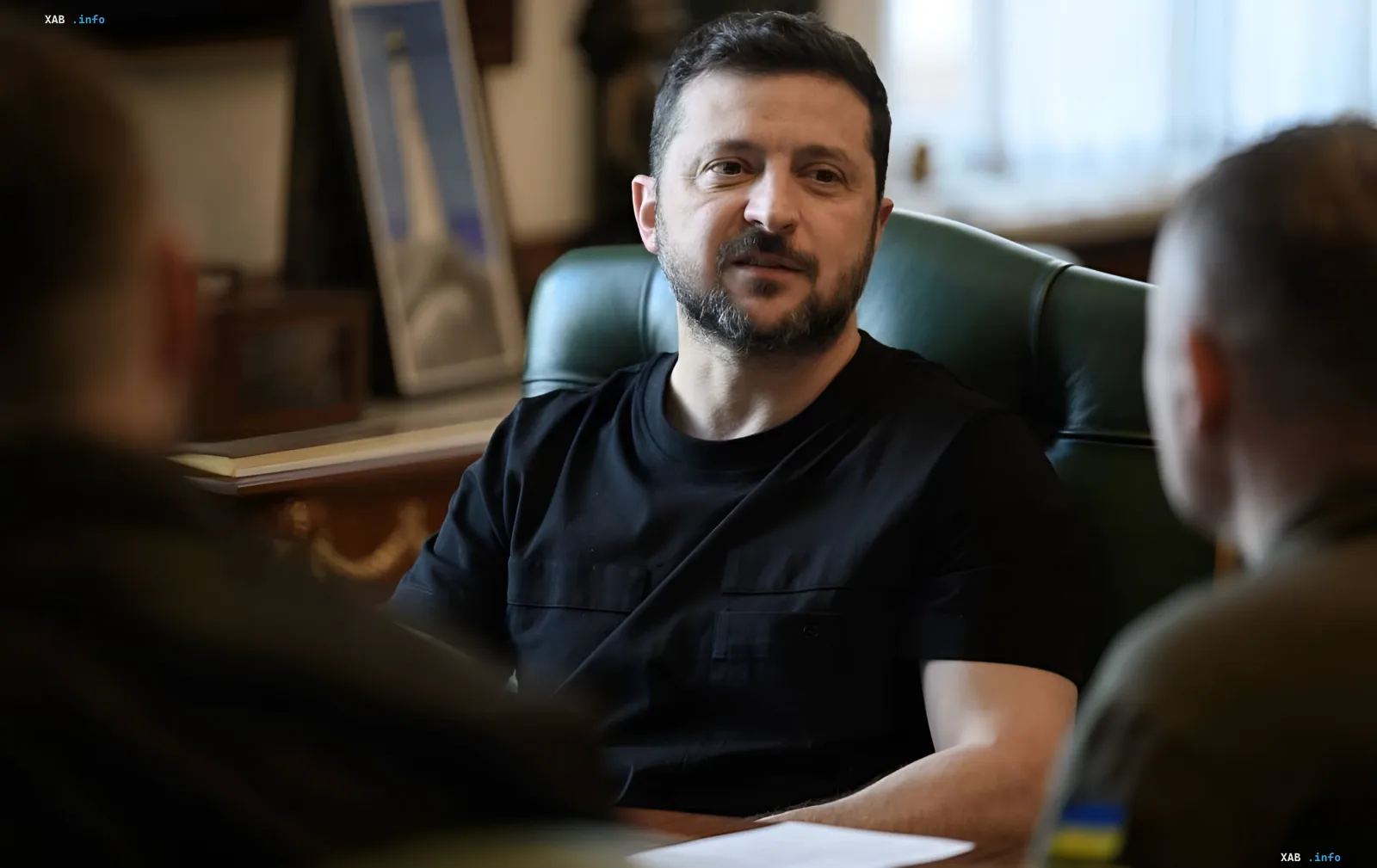 Президент Украины Владимир Зеленский в черной футболке на совещании с военными, обсуждает ответные меры на удары по инфраструктуре и стратегию в Черном море