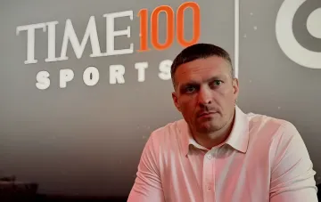 Александр Усик на фоне логотипа TIME100 Sports, объявляющий о решении не баллотироваться на пост президента