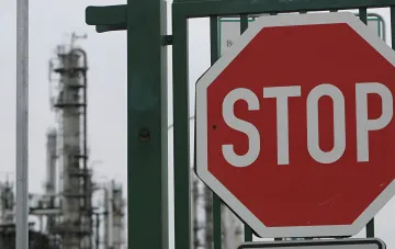 Stoppschild vor der Ölraffinerie Pule in Georgien, die EU-Sanktionen gegen russisches Öl veranschaulicht