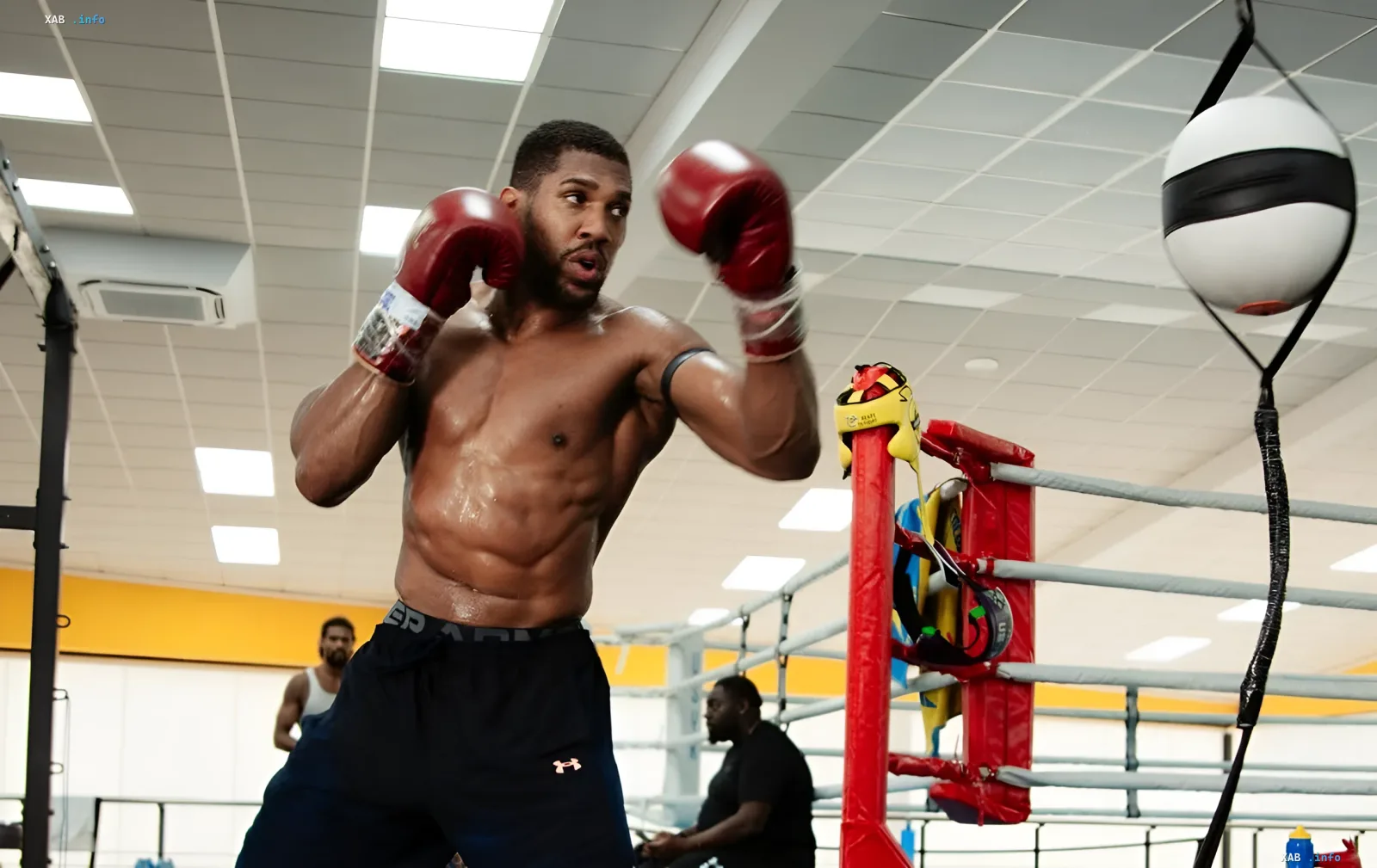 Anthony Joshua trainiert in einem Boxstudio vor seinem Kampf mit Christian Premgy in Riad