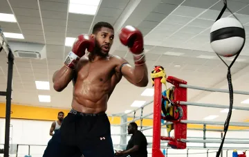 Anthony Joshua trainiert in einem Boxstudio vor seinem Kampf mit Christian Premgy in Riad