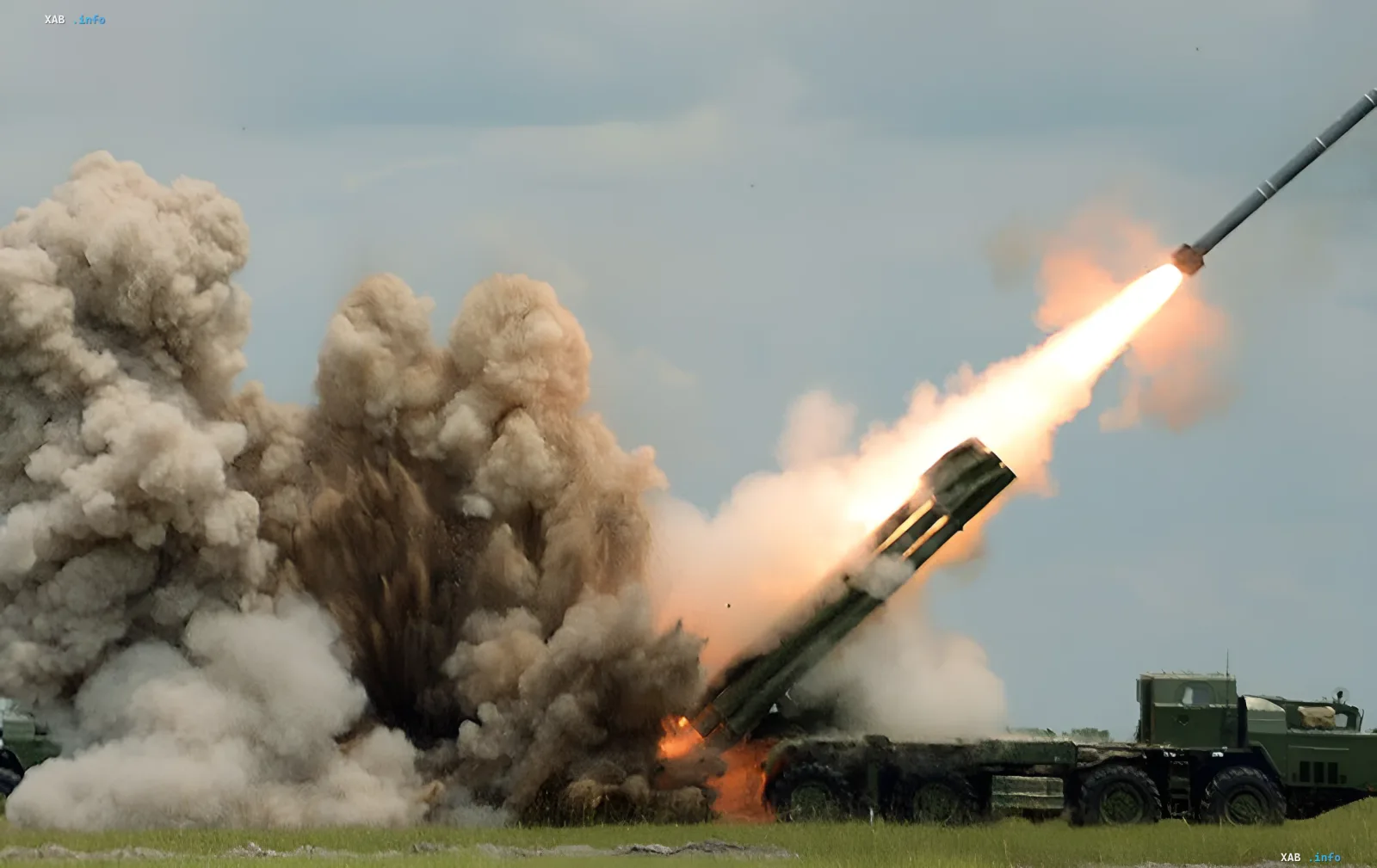 Запуск ракеты из пусковой установки на фоне мощного взрыва — иллюстрация интенсивных боевых действий под Шахово в Донецкой области
