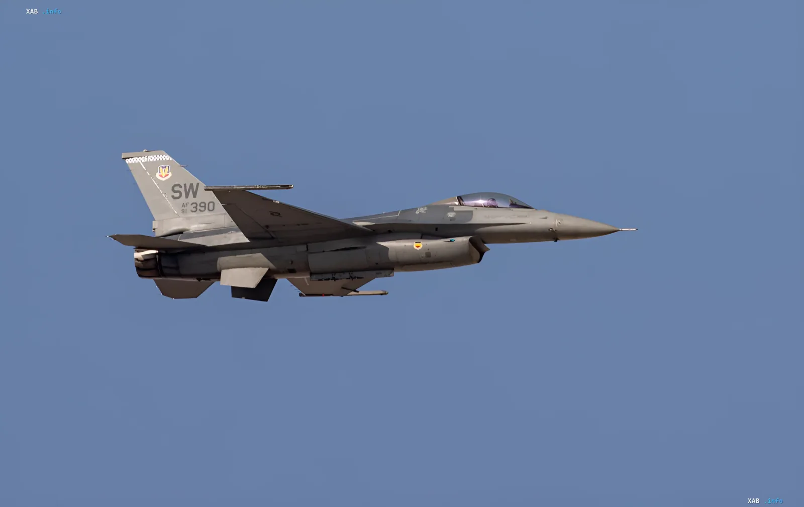 Румынский истребитель F-16 в полете: самолет, участвовавший в сбитии дрона над Черным морем