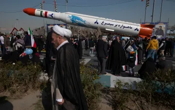 Iranische Rakete auf Parade mit Flaggen und Gläubigen, die Spannungen in den Beziehungen zu den USA und den Einfluss der Budgetprobleme des Kongresses auf Trumps Politik symbolisiert