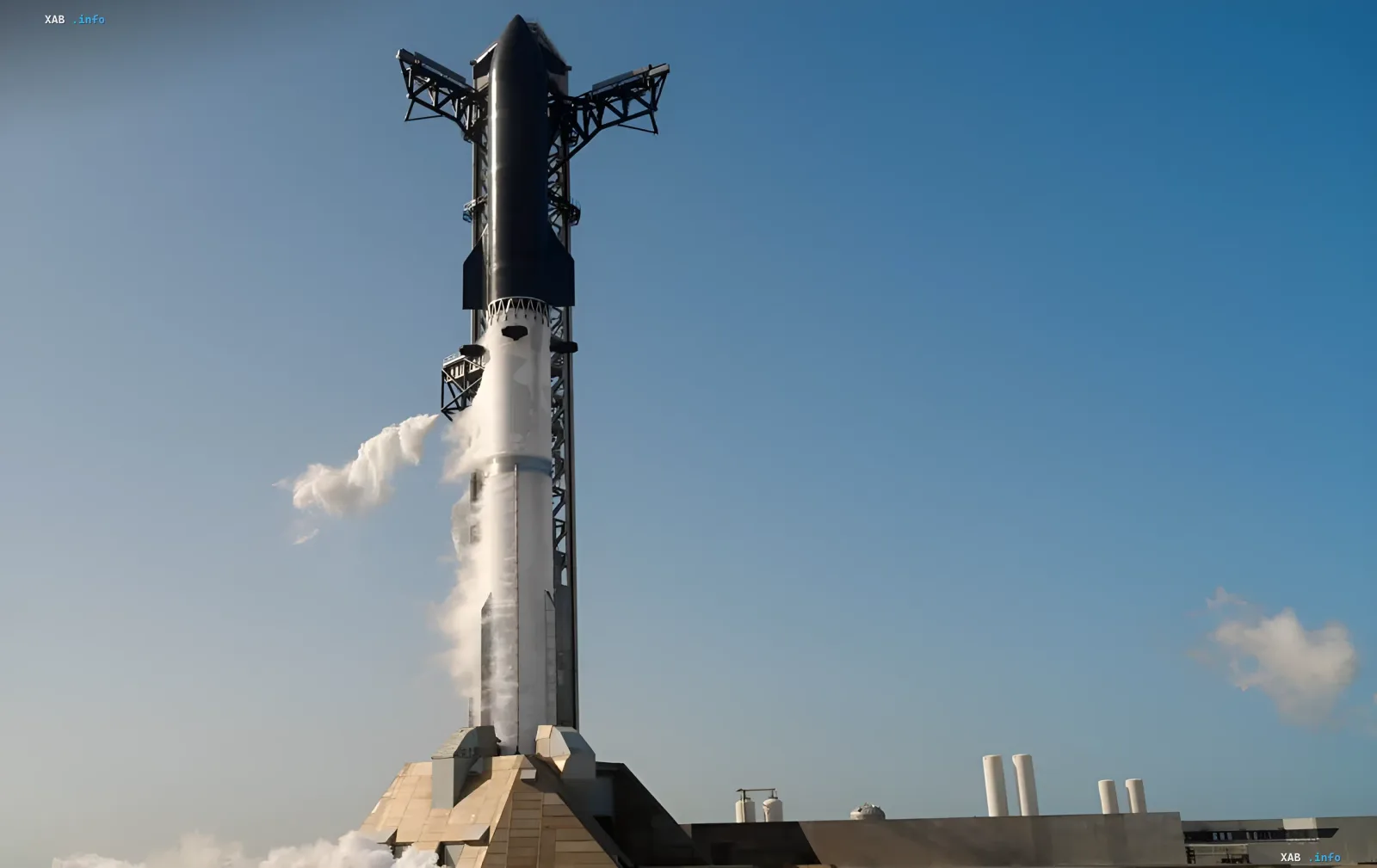 Ракета-носитель SpaceX Starship на стартовой площадке с облаками пара, символизирующими успешный запуск и новые вызовы для компании