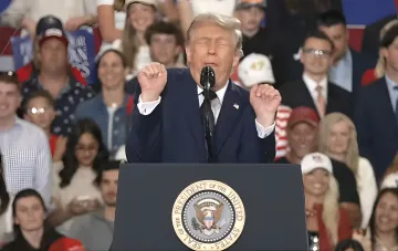 Donald Trump hält eine Rede auf einer Versammlung, diskutiert Handelstzölle und Grenzschutz statt eines Maueraufbaus