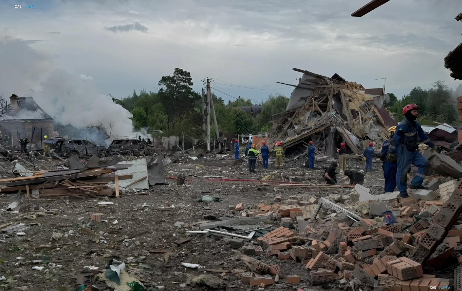Разрушенные здания и спасатели на месте удара по выставке в Киевской области, где погибли 10 человек