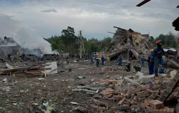 Разрушенные здания и спасатели на месте удара по выставке в Киевской области, где погибли 10 человек